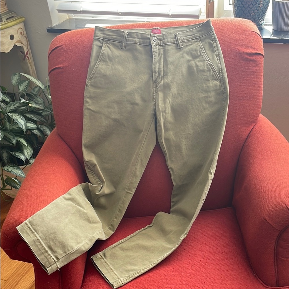 Men’s Levi’s Chino pants. Standard taper. 30 x 32